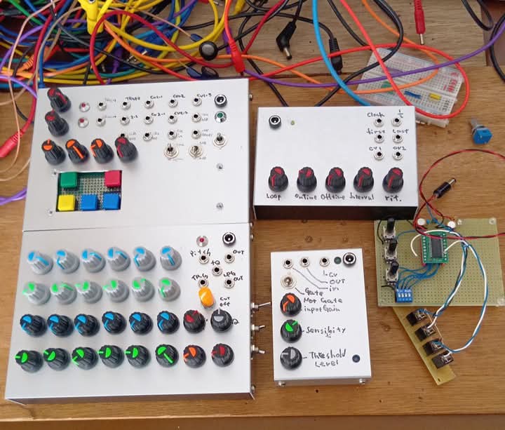 2024年は左下の6VCOのモノシンセと右下のアンチノイズゲートと右上のクロックジェネレータを作成し、左上のシーケンサーのソフトをアップデートした。右端の基板はこれから取り組むエフェクター用IC fv-1　のテストに使う。大きな出来事ではエレトリコ君に誘われてライブしました。