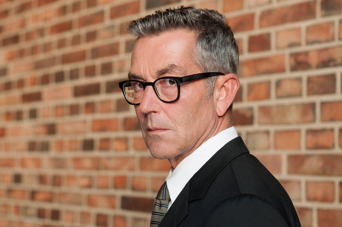 Jan in front of a brick wall || Jan vor einer Ziegelsteinwand #berlin #actor #schauspieler #headshots #photography