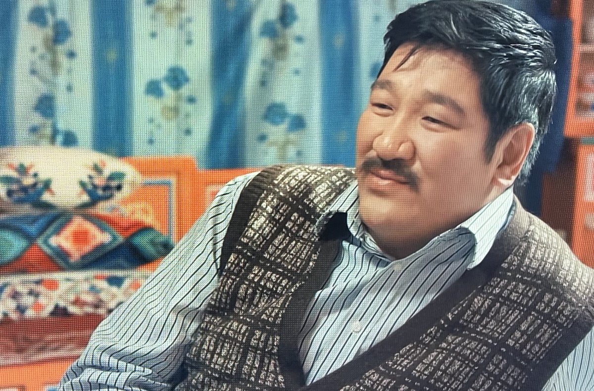 Шинэ жилийн нэвтрүүлгүүд үзэж суугаа би😜