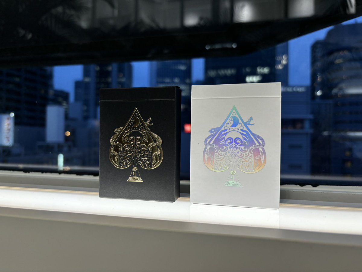 atarashi_kun's tweet photo. 2025お年玉企画🧧

昨年に即日完売したオリジナルトランプMYSTICEYEのゴールドVer.とホログラフィックVer.のセットを抽選で3名様にプレゼントいたします🎁✨
応募方法はＸのアカウントをフォロー＆この投稿のリポストをお願いします😊

締切は1月15日午後18時⏰
たくさんのご応募お待ちしております！ https://t.co/VdScAZ2OE1
