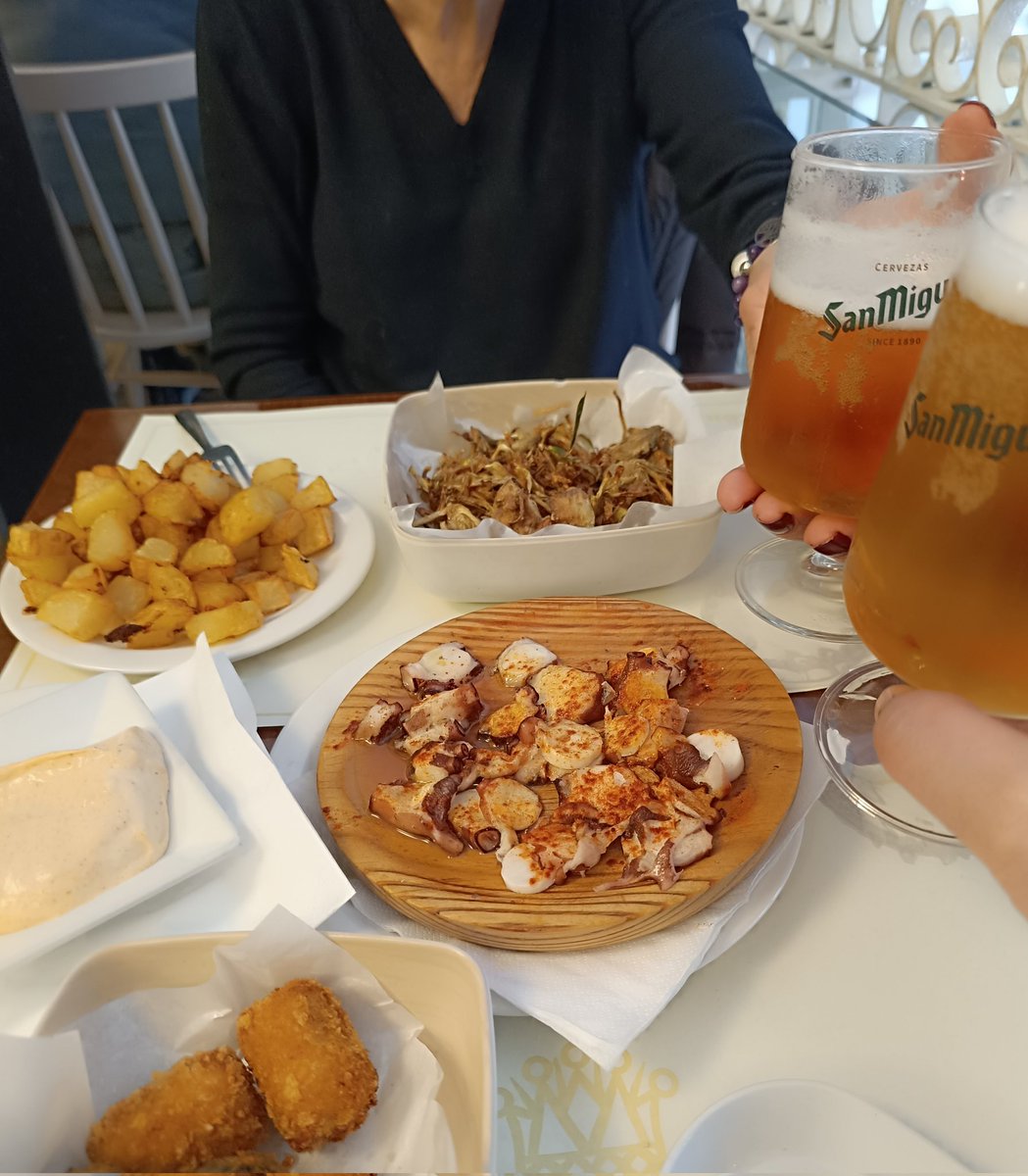 MontseBugo's tweet photo. Fem un König, mare! Últim de l'any. I per molts més! 🍻
I el pare content, sigui on sigui, de veure'ns així. 😌
Per la vida, per nosaltres, pels que falten, per tot el camí que hem fet i el que ens queda.
#testimoinfinit
#semprealcorpare https://t.co/wKxbaxqVK0