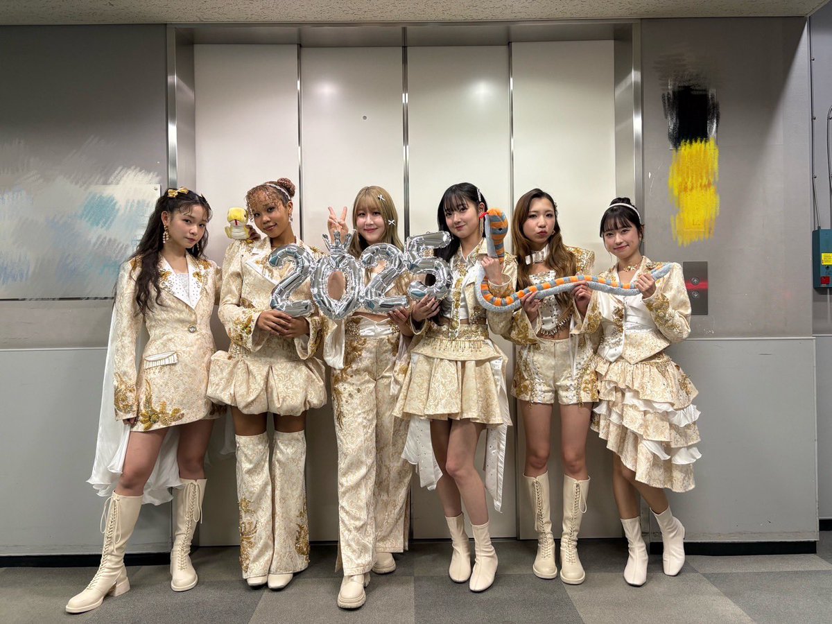 LittleGleeMonst's tweet photo. ／
Happy New Year!!!㊗️🎉
＼

TBS「CDTVライブ！ライブ！年越しスペシャル！2024→2025」(@TBSCDTV )✨️

「世界はあなたに笑いかけている」
新年1発目に披露いたしました🎵

深夜1時台「Memories」もお楽しみに❣️🐍

🎧「世界はあなたに笑いかけている」
https://t.co/m8jSjOOoYW

#リトグリ_10th https://t.co/taiZCC6l2E