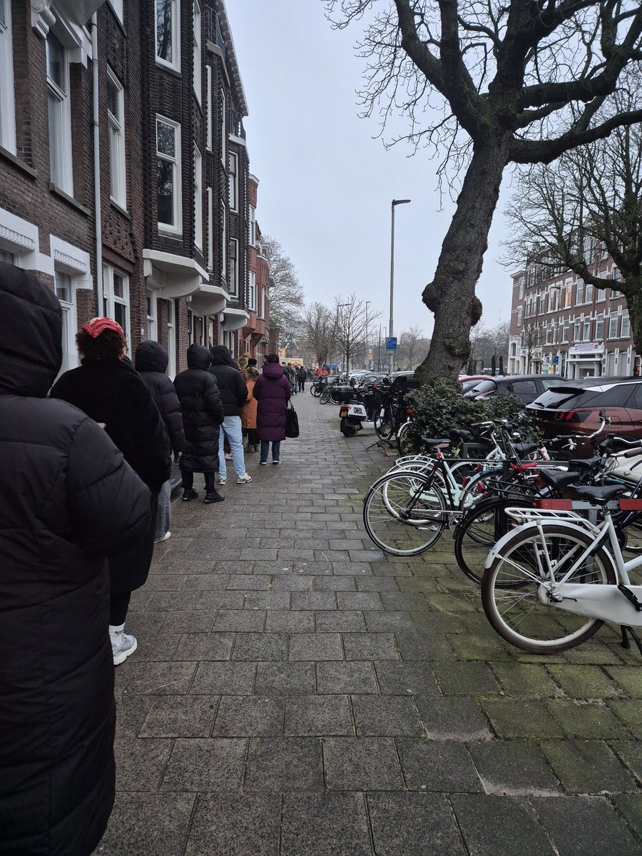 Theresetesselh's tweet photo. Vanmorgen om 09.05 uur bij oliebollenkraam Richard Visser Rotterdam Heemraadssingel Vierambachtsstraat Rotterdam https://t.co/ETHGOzroK8