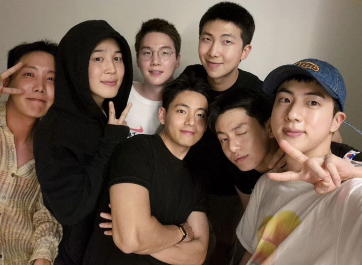 jnfication's tweet photo. — Ya es 2025 en el país de nuestros chicos, ya es el año en que volverán, en que se reunirán, en el que por fin podremos verlos JUNTOS. 🎀🥺

RT + 🔄

BTS YEAR 2025
BTS BTS BTS 
BTS PAVED THE WAY 
BTS COMEBACK 2025
BTS REUNION 
HAPPY 2025 BTS https://t.co/ozNgOeu0Z3