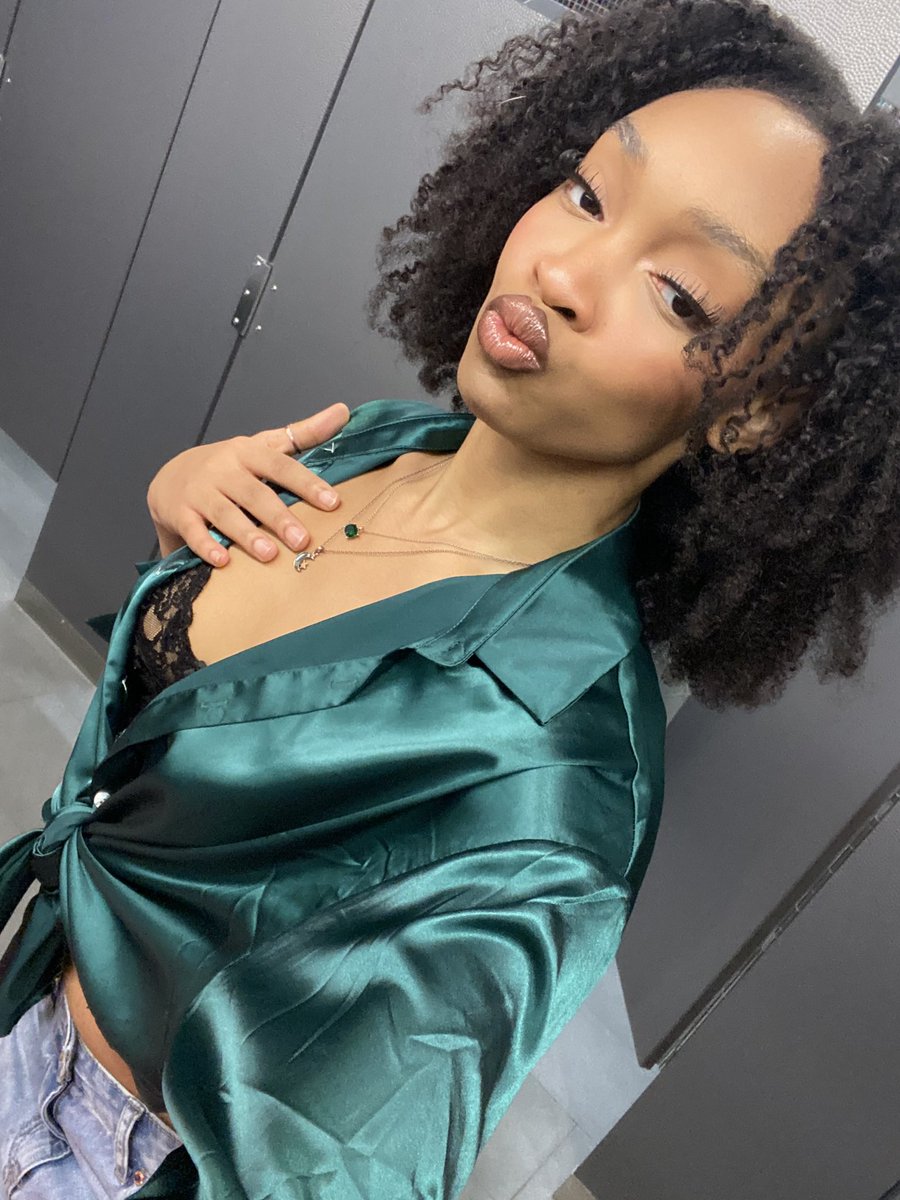 Lolalafnagle11's tweet photo. @mlkchey Y’all sayin “but she’s light skin” … both of my parents are 2 dark skin full-blooded Nigerians. We have so many phenotypes. https://t.co/uOzj62mg4c