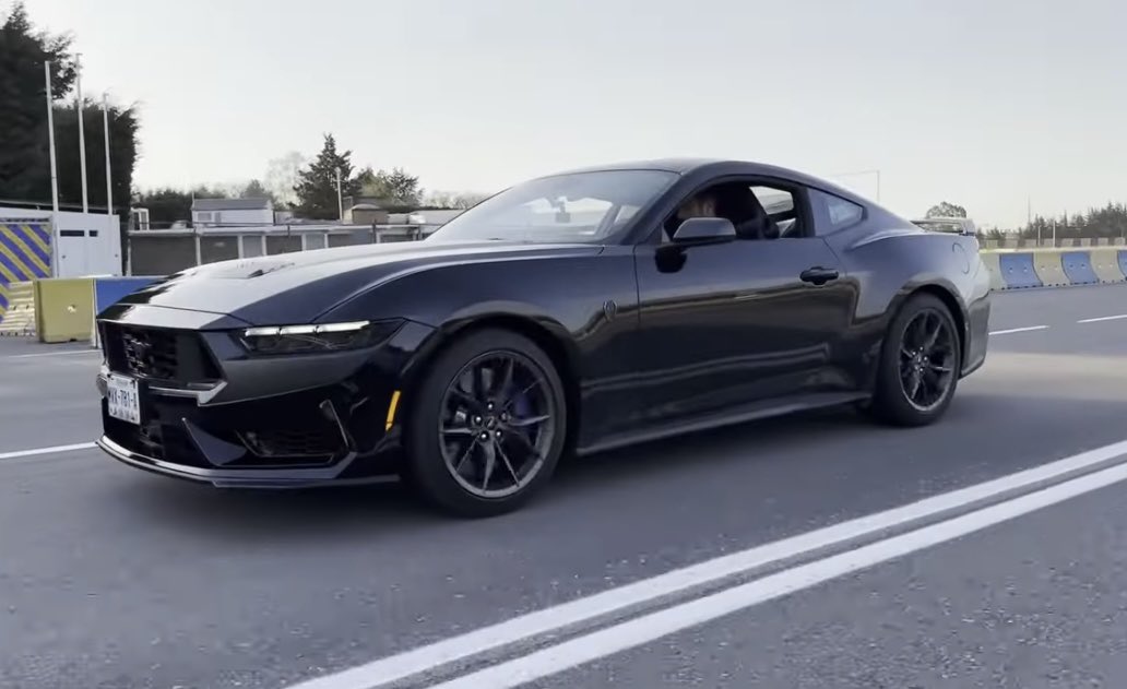 De los vehículos que más pudimos disfrutar en el año fue el Mustang Dark Horse, un vehículo con 500 hp y 418 libras pie de torque… revive con nosotros la experiencia: youtu.be/_cZ4SuBrHi8?si… <a href="/FordMX/">Ford de México</a>