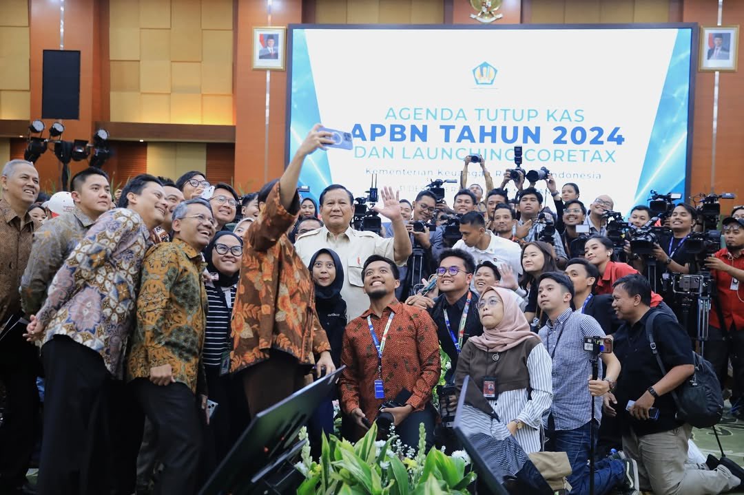 Hari ini, saya hadir di Kantor <a href="/KemenkeuRI/">#UangKita</a> untuk memantau agenda penutupan Kas APBN Tahun 2024. Dalam kesempatan ini, saya didampingi Menteri Keuangan Sri Mulyani, mengumumkan kebijakan Pemerintah sebagai berikut :

1. Sesuai amanat Undang-Undang No. 7 Tahun 2021, tentang