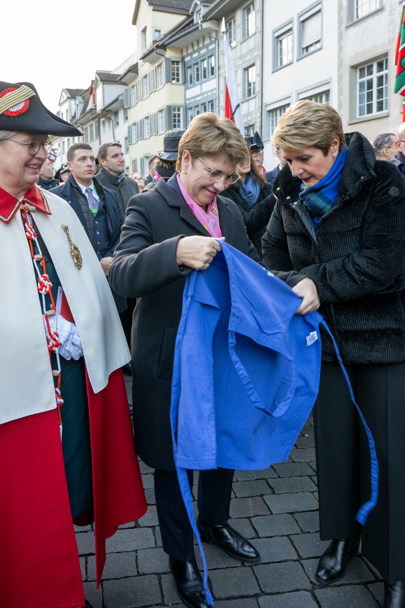 Viola Amherd (@violapamherd) on Twitter photo Ich danke allen, die mich im Präsidialjahr unterstützt haben. Nun übergebe ich das Amt an Bundespräsidentin Karin Keller-Sutter <a href="/keller_sutter/">Karin Keller-Sutter</a> und wünsche ihr alles Gute und viel Erfolg! Ich danke allen, die mich im Präsidialjahr unterstützt haben. Nun übergebe ich das Amt an Bundespräsidentin Karin Keller-Sutter <a href="/keller_sutter/">Karin Keller-Sutter</a> und wünsche ihr alles Gute und viel Erfolg!
