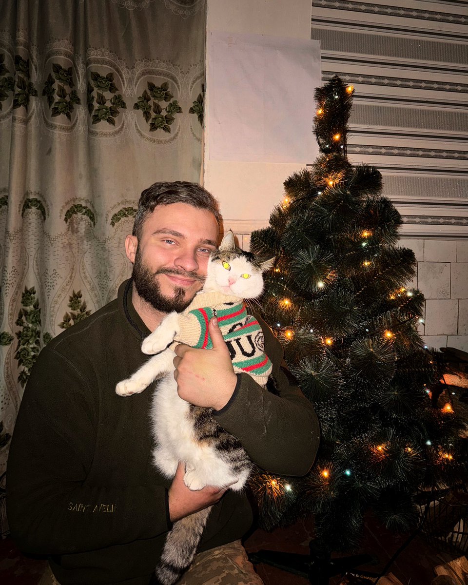 aliashukua's tweet image. Ми з Шайбіком вітаємо вас з Наступаючим 2025 роком 🫡🐈🇺🇦🎄 Нехай цей рік стане роком який ми усі так давно чекаємо🙏🏻 Обіймаю вас, а від Шайбіка для вас невеличкий кусь😅🐈❤️