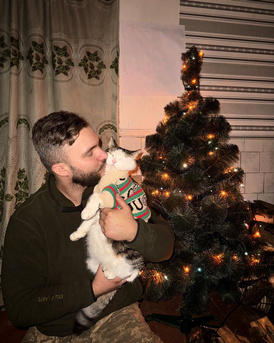 aliashukua's tweet image. Ми з Шайбіком вітаємо вас з Наступаючим 2025 роком 🫡🐈🇺🇦🎄 Нехай цей рік стане роком який ми усі так давно чекаємо🙏🏻 Обіймаю вас, а від Шайбіка для вас невеличкий кусь😅🐈❤️