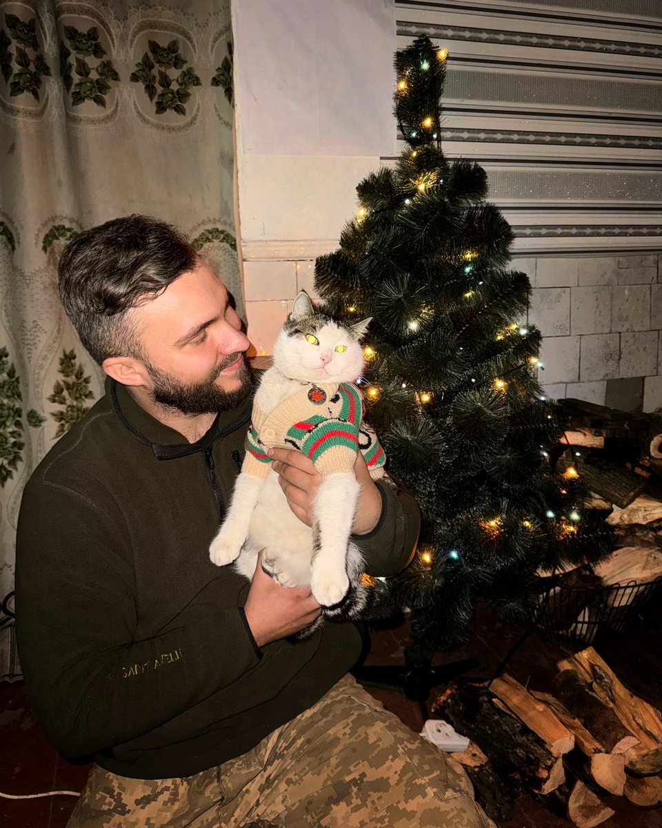 aliashukua's tweet image. Ми з Шайбіком вітаємо вас з Наступаючим 2025 роком 🫡🐈🇺🇦🎄 Нехай цей рік стане роком який ми усі так давно чекаємо🙏🏻 Обіймаю вас, а від Шайбіка для вас невеличкий кусь😅🐈❤️