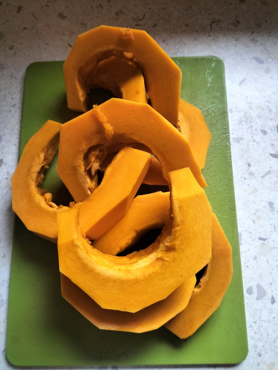 Que suis-je en train de cuisiner ?

#teamcuisine 🍽️  #faitmaison 

#teamjardin 👨‍🌾 🌱