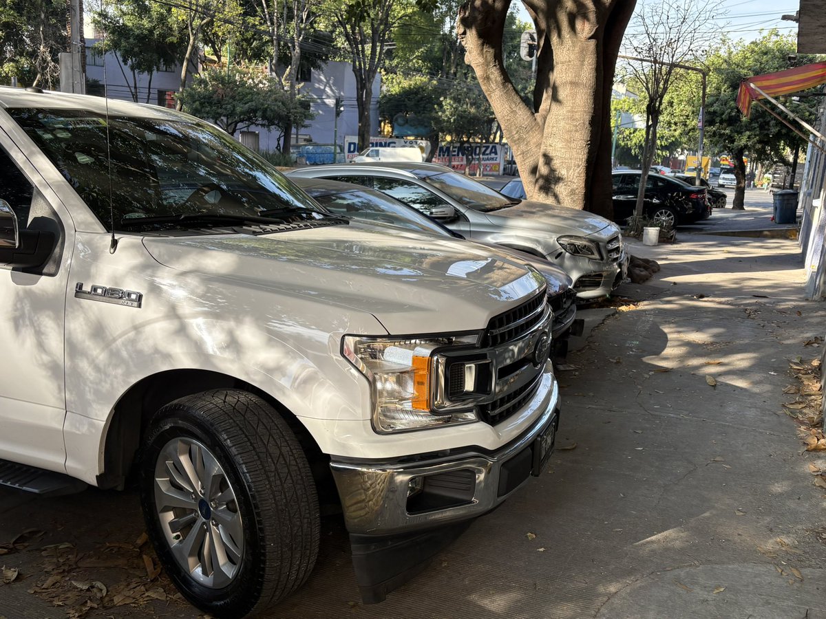 MOOONT's tweet photo. Carros estacionados en batería están estorbando el paso peatonal sobre la calle romero 160 col niños héroes de Chapultepec en Benito Juárez. Quizá pasar una persona en silla de ruedas y no pudo por el espacio @BJAlcaldia @SSC_CDMX https://t.co/JZ0Zn28Wtw
