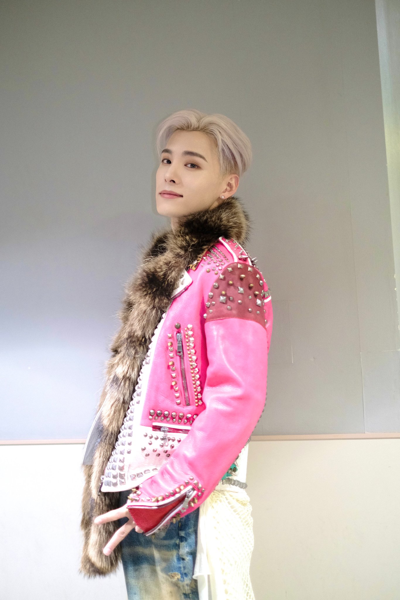 GgIyCk_bYAYUnri.jpg:large