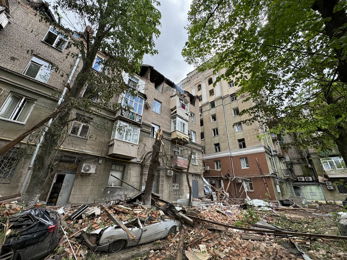GlushkoDenys's tweet image. 🏚️April 2024
On the morning of April 19, the Russian army hit a five-story building near the #Dnipro main railway station with a missile. The strike killed three people in the city and wounded 24.
4/12