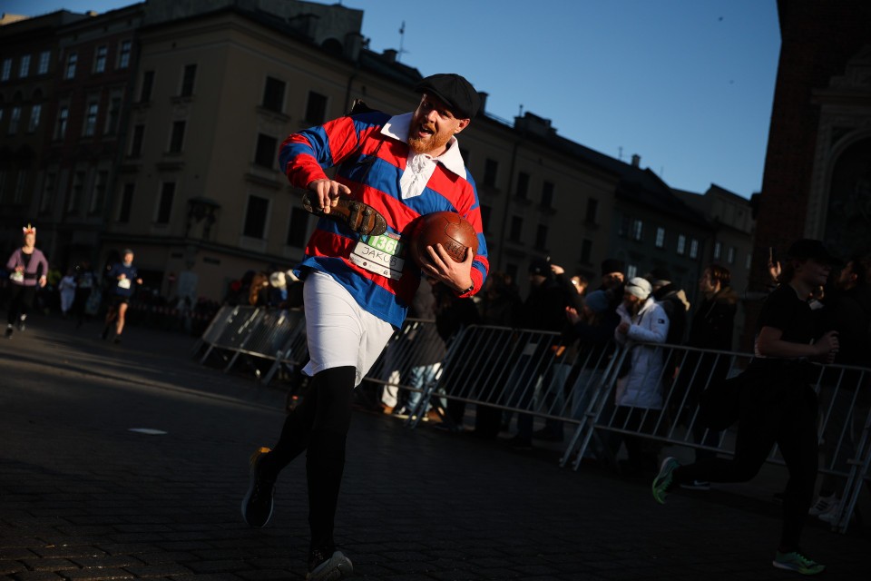 20. Krakowski Bieg Sylwestrowy-&gt; idealna okazja by dzielić się <a href="/HistoriaWisly/">Historia Wisły</a> w sposób intrygujący i z uśmiechem na twarzy. Dzięki za wsparcie na trasie 10. km dystansu. Kilkoro osób doceniło nasz mecz z 16.11, z radością przyznając się do roli retro kibiców!
📷 własne i O. Nowak