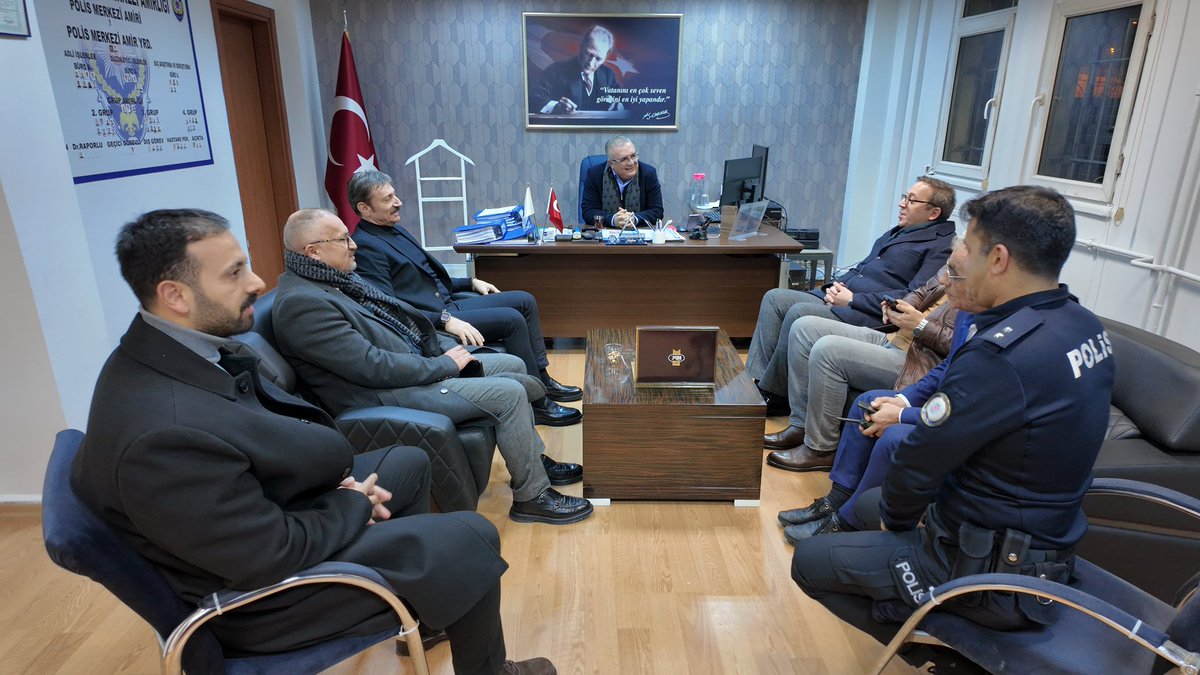 Yılın son saatleri yaklaşırken; İlçe Kaymakamımız <a href="/BoztepeDr/">Dr. Mehmet BOZTEPE</a> ve İlçe Emniyet Müdürümüz Necati Altuğ Şahin ile Kocasinan Emniyet Müdürlüğünde bir araya geldik.

Şehrimizin huzur ve güvenliği için gece gündüz demeden çalışan kahraman Emniyet Teşkilatı mensuplarımıza teşekkür