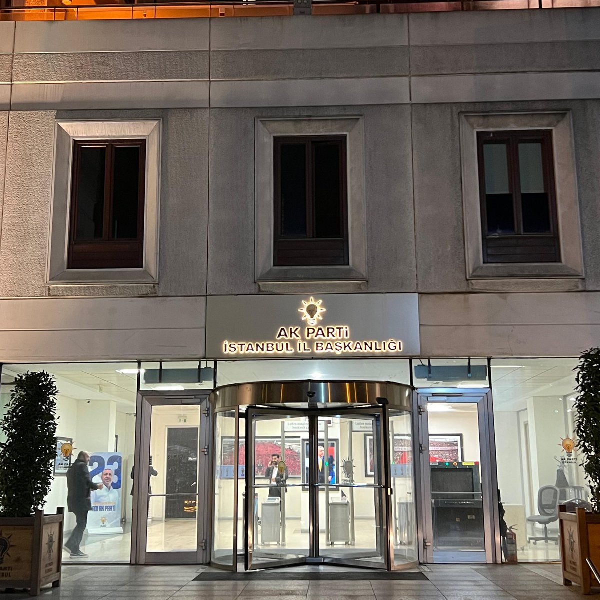 🔴 KİM NEREDE 

AK Parti İstanbul İl Başkanlığı için görevlendirilen Abdullah Özdemir, şu anda il binasında çalışmalarını sürdürüyor. Yeni yıla da burada ekibiyle birlikte girecek.