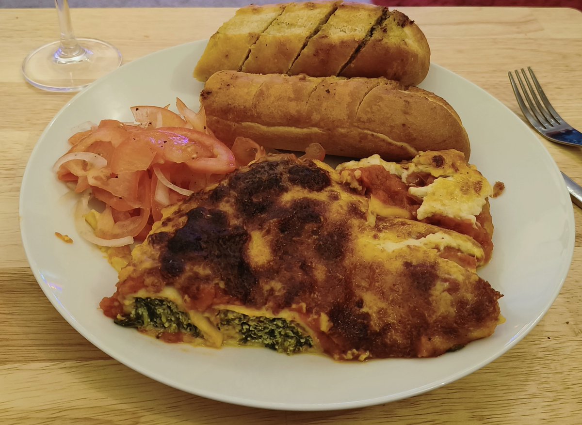 FatBoyExercises's tweet image. Mum made my absolute favourite meal to see in the new year. So I&apos;m a very happy man

Crespelle al forno con ricotta e spinaci.

Baked pancakes stuffed with ricotta &amp;amp; spinach on a tomato sauce topped with a bechamel sauce.