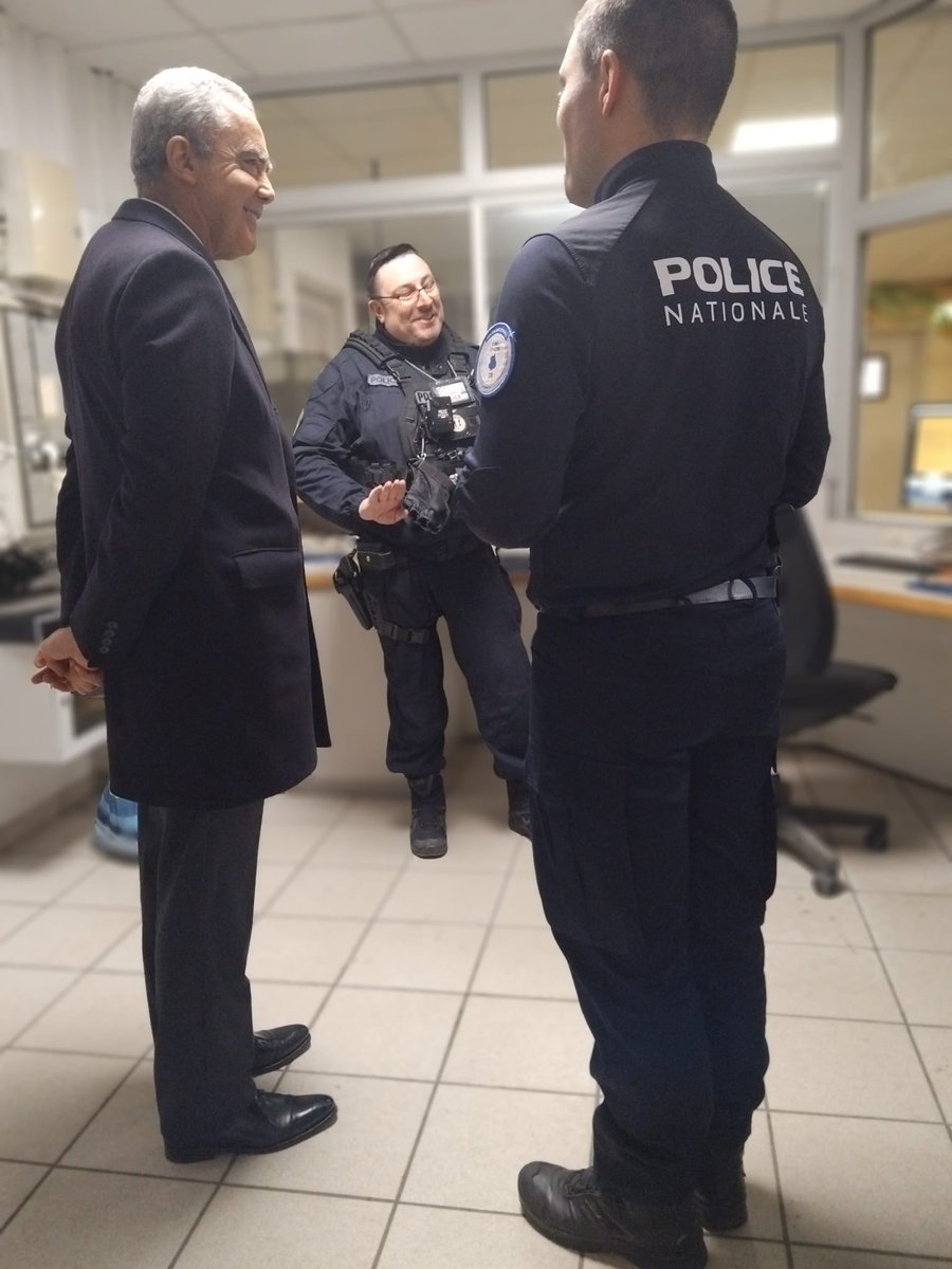 Mardi 31 décembre, Hervé Jonathan, Préfet d’Eure-et-Loir, s'est rendu à la rencontre des agents du service public mobilisés pour la nuit du réveillon du Nouvel An : personnel hospitalier, sapeurs-pompiers, gendarmes et policiers.

Merci à eux pour leur engagement et leur