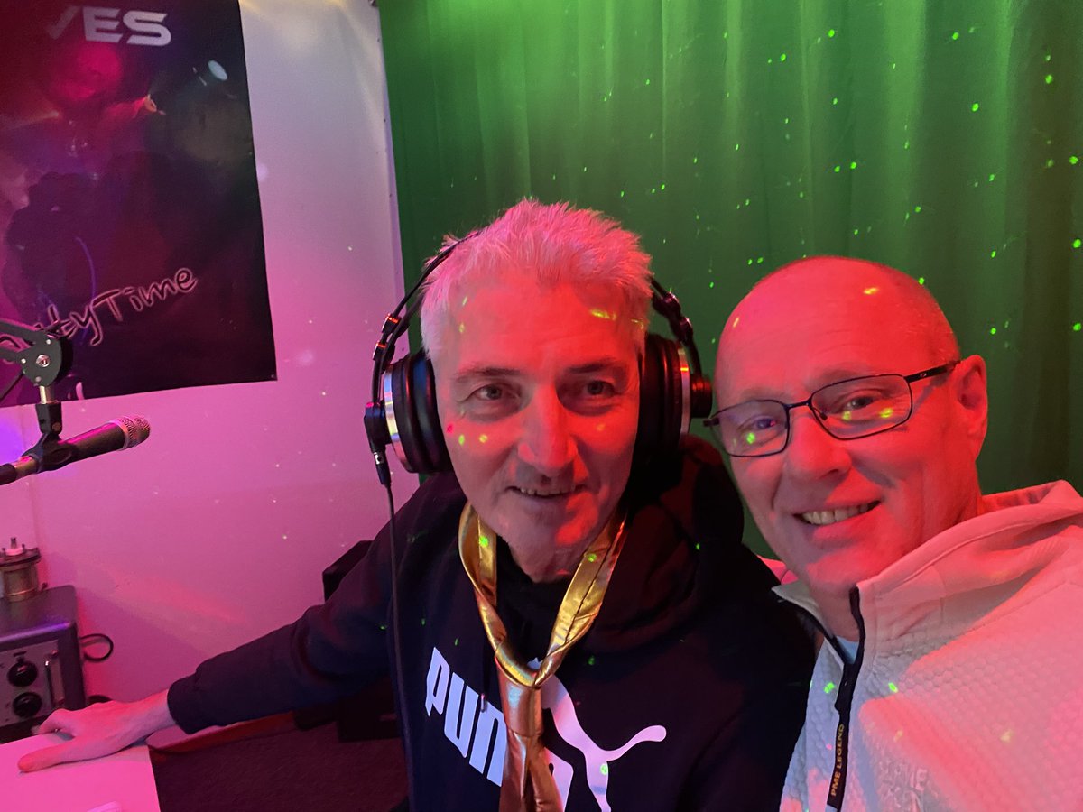 WendyXXX1971's tweet photo. Vanavond nog wel ff geknald bij de radio voordat we thuis weer in onze jogging outfit gingen. #oppas https://t.co/m6CBzG8ZTd
