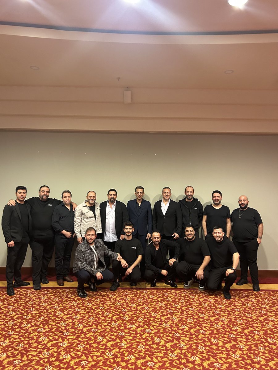 Kendimizi bildik bileli, her zaman olduğu gibi bir yılı daha en mutlu olduğumuz yerde, sahnede uğurlayıp; bir yılı daha sahnede, güzel dileklerle karşılıyoruz.

2025, ülkemize ve tüm dünyaya güzellikler getirsin. Yeni yılda hayatın müzik dolu sahnelerinde buluşmak dileğimizle…