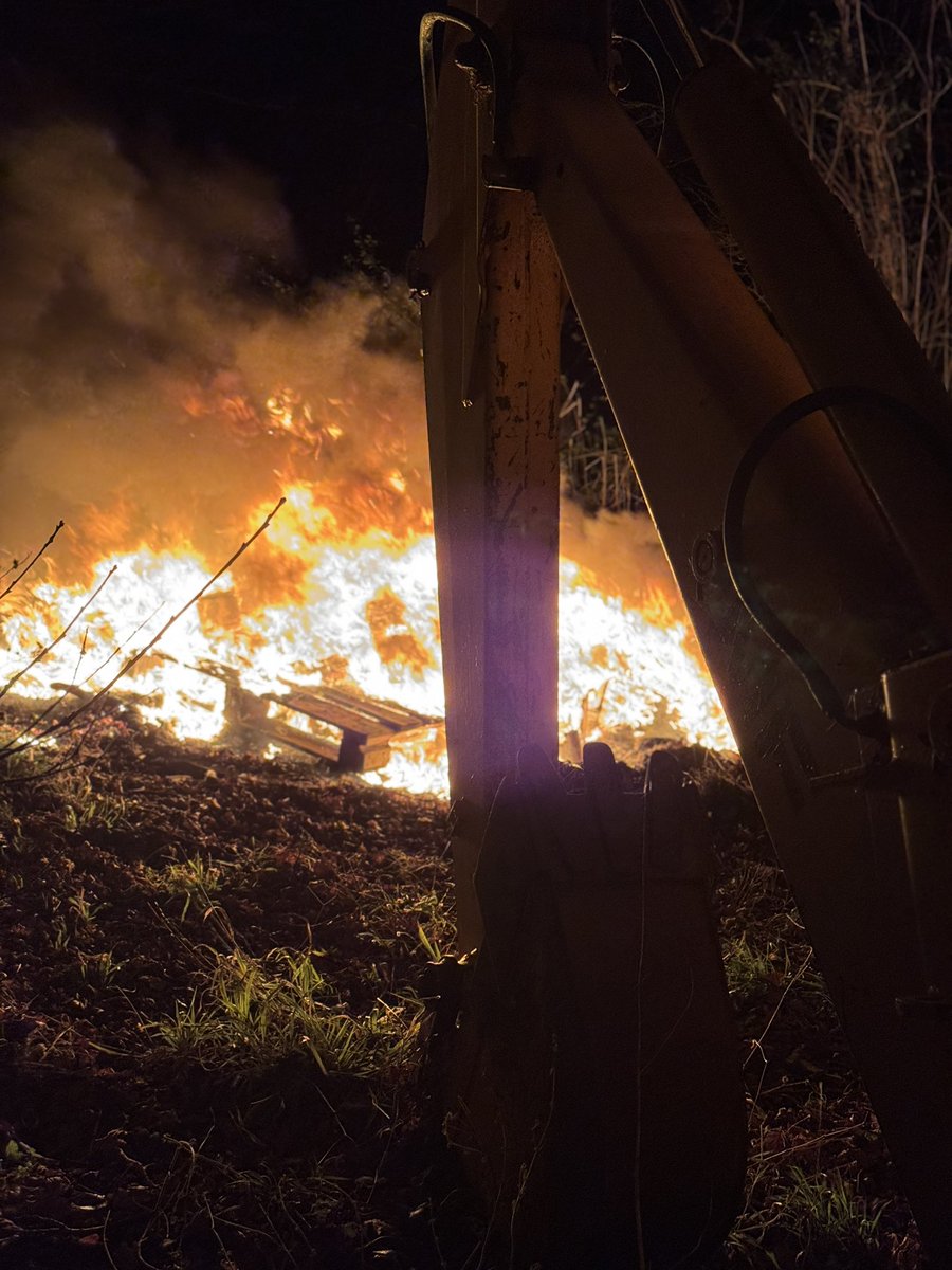 Standing firm in support of UK farmers tonight with our own #farmbeacon <a href="/NoFarmsNoFoods/">No Farmers, No Food</a>  Unity across our rural and coastal communities. 🚜🐟