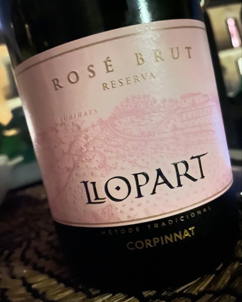 ✨ Llopart Rosé Brut Reserva
Frescura y frutos rojos para brindar por el año que se va y el que llega. 🥂

#wine #vi #winestagram #winelover #winelovers #topwines #exclusivewines #luxurywines #vilaviniteca