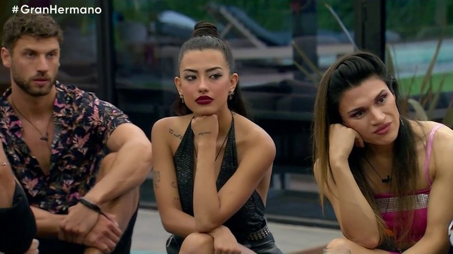 Ghpicante4's tweet photo. En esta cuenta vamos a bancar a este tridente no vamos hacer individualistas solo con Santi. A ellas las considera su grupo y sus amigas ! Más adelante empieza lo individual. 
Es el grupo más sincero y leal ! 

 #GranHermano https://t.co/8Xm2AezhY4