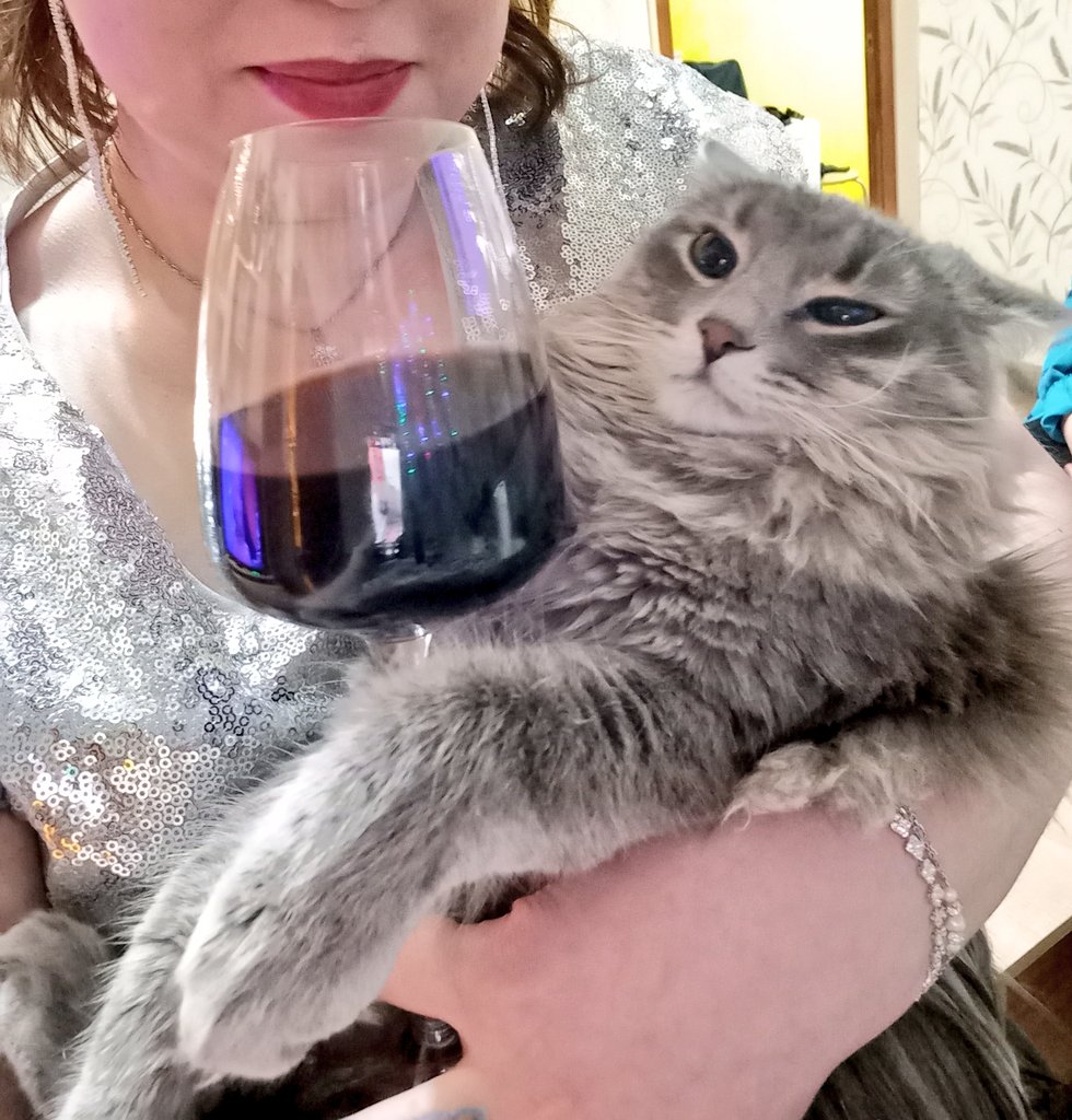 Ilovy888's tweet photo. @damiriumm Почему-то пьёт и не пьенееет... https://t.co/5wCFeTJXxr