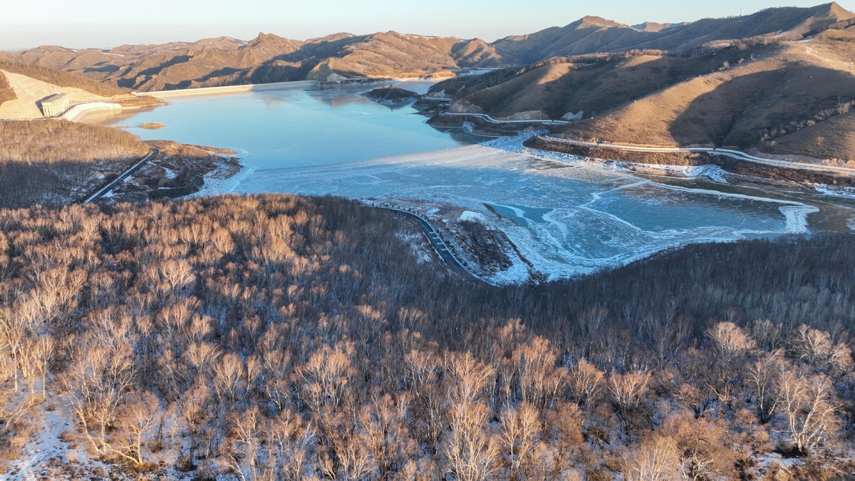 ChinaDaily's tweet photo. The Fengning pumped storage hydropower plant, the largest of its kind globally, has commenced full operation in the city of Chengde, North China's Hebei province. https://t.co/WgT5anWk5G https://t.co/YwItCCGrvQ