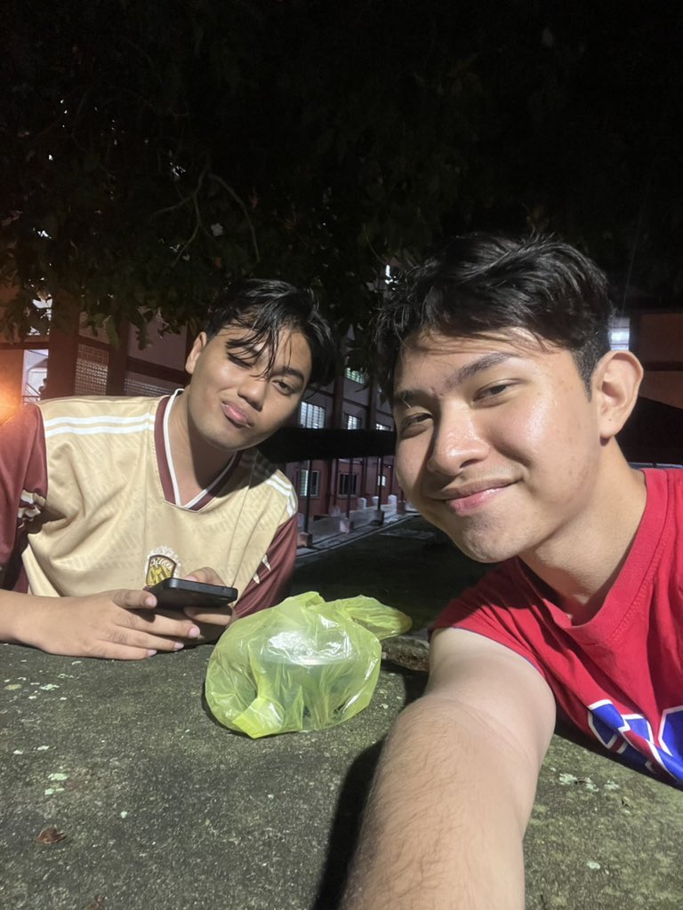 ZeffrieZahin's tweet photo. Celebrating new year with my bro @minttyzx since takde yang nak ajak sambut bersama🥲 https://t.co/0GoPbCgFKT
