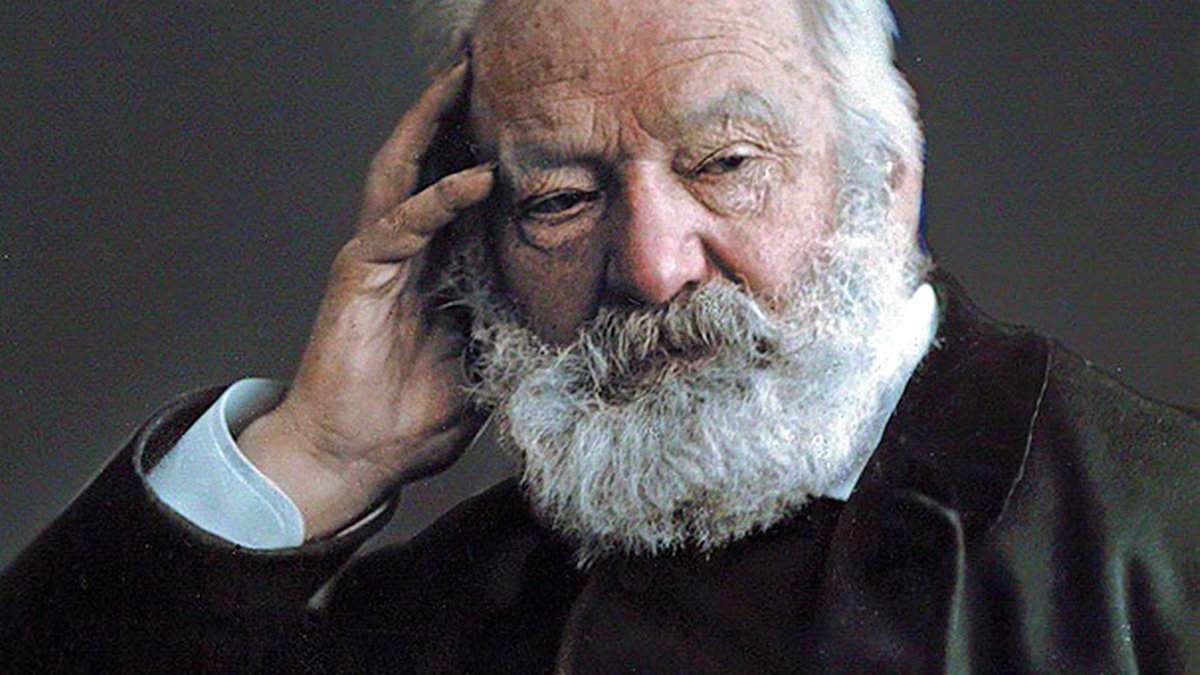 " Et puis, il y a ceux que l’on croise, que l’on connaît à peine, qui vous disent un mot, une phrase, vous accordent une minute, une demi-heure et changent le cours de votre vie." 
- Victor Hugo -