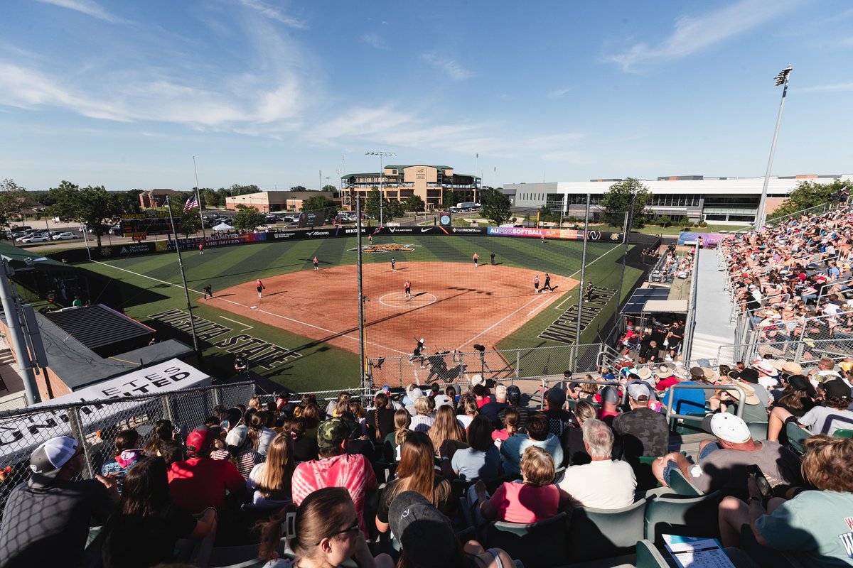 GoShockersSB's tweet photo. Thanks for the memories, 2024 🎊

Can’t wait to see what 2025 has in store! https://t.co/EOHSQCUBej