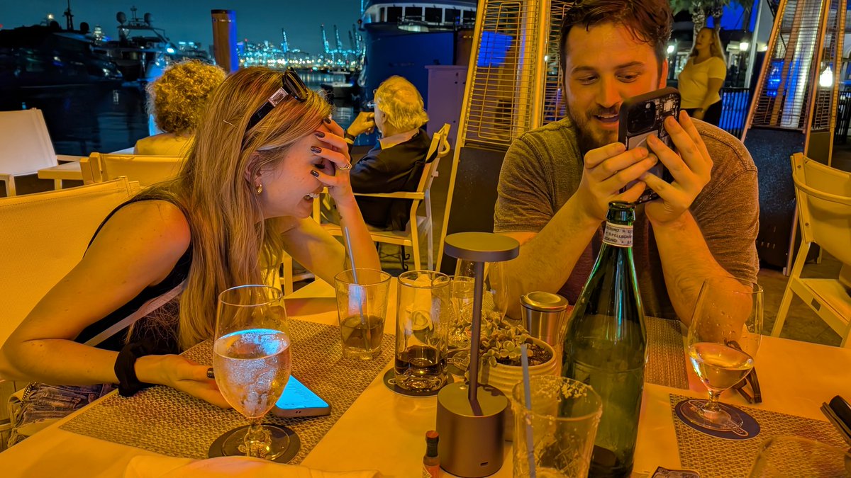 BTCsessions's tweet image. Without me telling you, guess what's happening/being said in this photo. Bonus points for creativity. 

@BITVOLT @MrsSessions