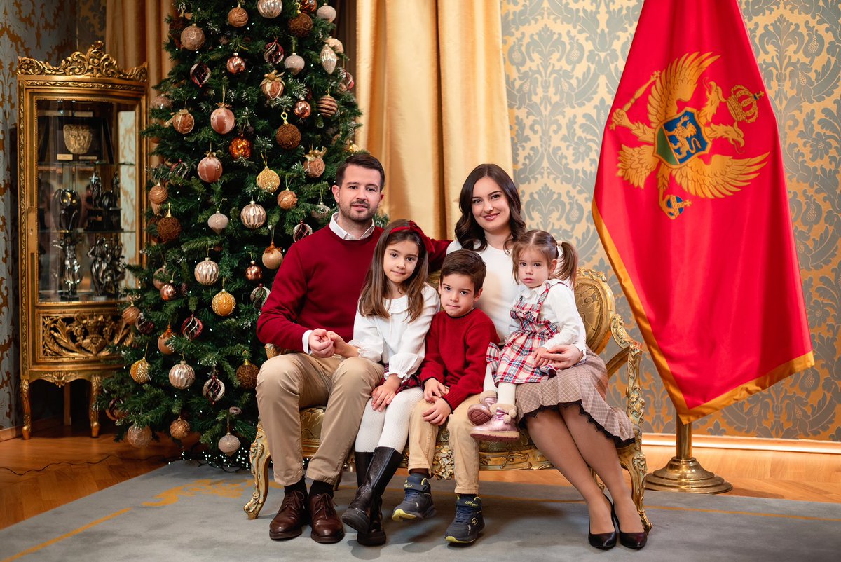 Dragi građani i građanke, srećna Nova godina! 🎇 Neka 2025. donese radost, blagostanje i napredak. Šaljemo vam najtoplije želje za dobro zdravlje i sreću.