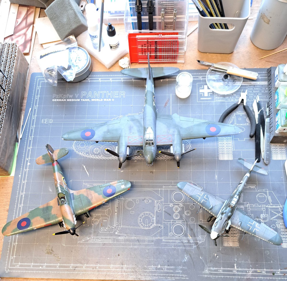 fudge_67's tweet photo. 2024 has been a very productive year at the bench.
Roll on 2025 
#Wellington #Catalina #Thunderbolt #Mosquito #Hurricane #FW190 #ME109 #Thyphoon #M18Hellcat #Jeep #MarderIII #Shermanfirefly #LynxAH7 #USInfantry https://t.co/Guqcw5q4Pe