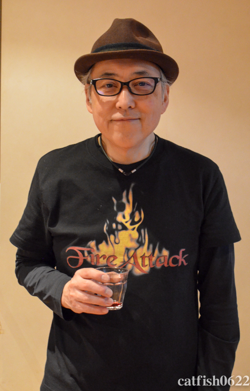 catfish0622's tweet image. 年明けの乾杯に掲載したいので…と #石川俊介 さんにお願いしましたら
「グラスが空みたいに写らない？」
とのお言葉でしたが、赤ワイン写ってます🍷
2024年12月27日の #FireAttack 終演後に。
同公演のアーカイブは1/3(金)23:59迄。
🎟視聴¥2,000+手数料
▶️twitcasting.tv/c:ongakushitsu…