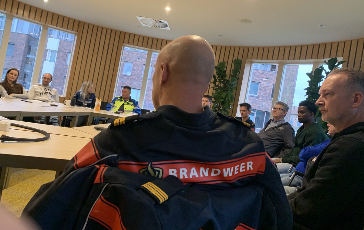 Aftrap met de hulpdiensten, de mensen van Woonin, handhaving, jongerenwerk en <a href="/GemWbDuurstede/">Gem.WijkbijDuurstede</a> als laatste voorbereiding op de jaarwisseling. Er is al veel gedaan om ons allemaal een zo veilig mogelijke nacht te bezorgen. Dank voor ieders inzet en paraatheid.