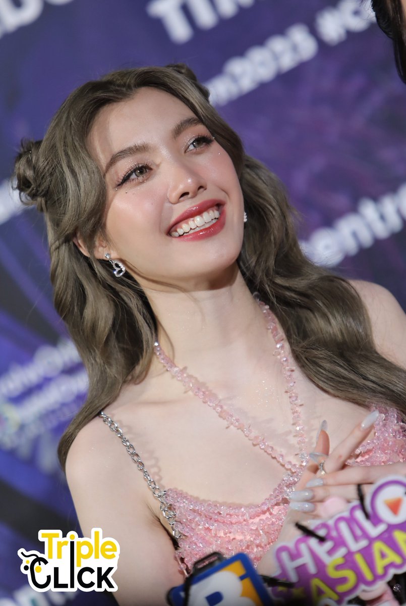 น้องออม คนสวย ช่วงสัมภาษณ์สื่อในงาน centralwOrld BangkOk cOuntdown 2O25 

#CountdownCTW2025xLingOrm
#linglingkwong #Ormkornnaphat #LingOrm #หลิงออม 
#CountdownCTW2025
#CTWBKKCountdown2025 #CentralCountdown2025 #CTWWorldBestEntertainment #CentralPattana #centralwOrld