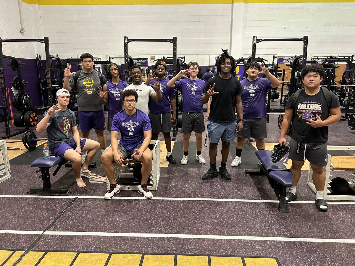 Christmas crew pounding some iron this morning.  I appreciate these dudes. <a href="/thevillfootball/">The Vill Football</a> <a href="/CoachNorris3/">L. Norris</a>