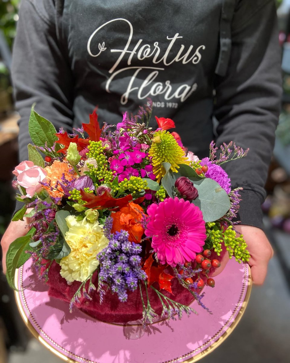 Wij willen al onze lieve klanten en volgers bedanken voor het afgelopen jaar. Wij wensen iedereen een fijne en mooie jaarwisseling. Let op donderdag zijn wij gesloten. Vrijdag staan wij weer voor u klaar met verse bloemen.
#jaarwisseling #florist #handwerk #stadshartmaassluis