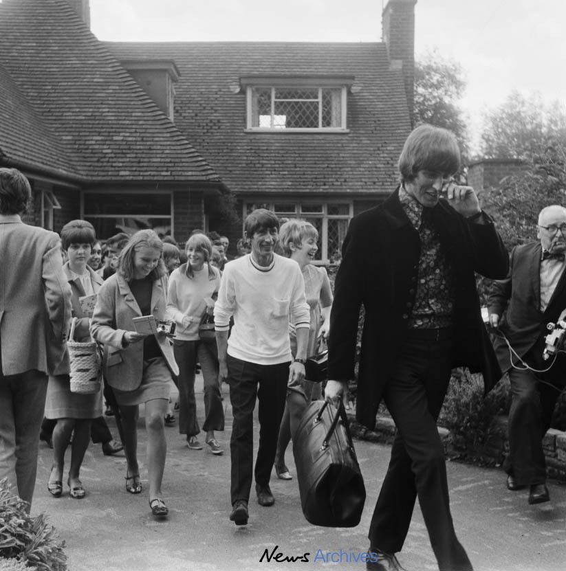 thetimes.com/uk/obituaries/… A Times archive pic: Johnnie Walker Disc Jockey Radio Caroline being seen off from his home at Hampton in Arden to Leile in Holland. 9th August 1967 #JOHNNIEWALKER