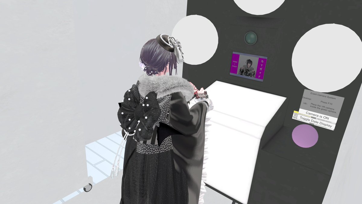 Zoeachan_VR's tweet image. 『PriPo-ぷりぽ-』
画像加工ができる人向けのプリクラっぽい画角の写真を撮れる簡単なワールドをアップしました！
備え付けのカメラジャックギミックで４枚目のような写真が撮影できます！
プリクラに飢えている方はよければぜひ！
 #VRChat_world紹介
vrchat.com/home/launch?wo…