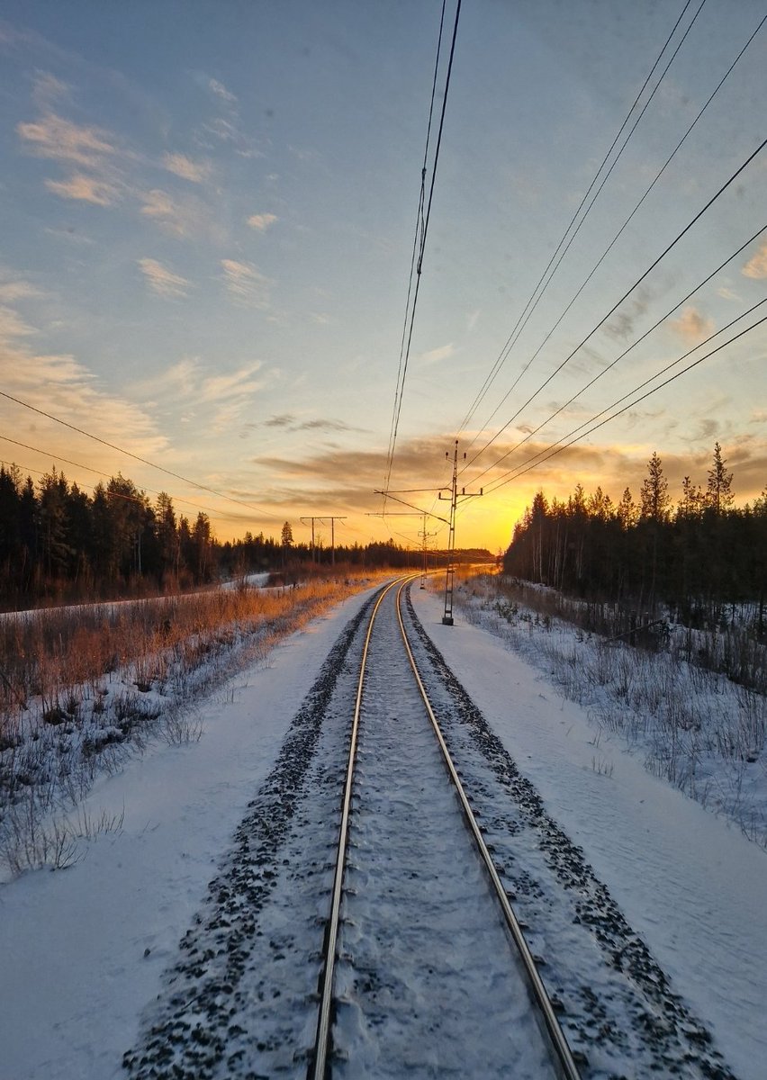Gott nytt år på er! 🥳 Själv startade jag nyårsfirandet redan klockan 03.25 idag, fraktandes malm, med en partyhatt på huvudet. 😅 Känslan säger mig att det kan vara så att jag ej kommer att vara vaken vid tolvslaget.. 👀 Fördelen är att det blir nytt år ändå.