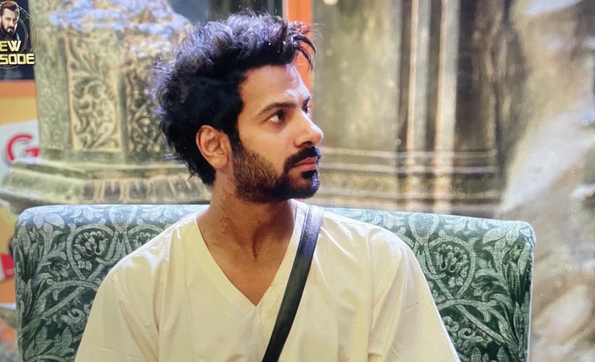 beingrachit_'s tweet photo. Kangana Ranaut comes in full support of #KaranveerMehra n blasts gunda rajat: “karan asked u five times at least very properly if he can trim ur beard; n u also said like a gunda “kaat sakte ho toh kaat lo” so stop this gundagardi now! 👏🏻👏🏻

#BB18 #BiggBoss18 https://t.co/satNLGkBcv