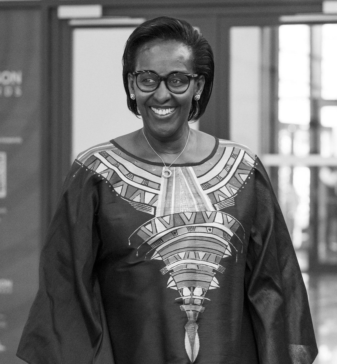 “J’admets avoir une vision plutôt traditionaliste des âmes passionnées. Mais j’ai aussi la ferme conviction que nos cœurs sont faits pour être comblés et c’est dans cet esprit que je souhaite à chacun d’entre vous la plénitude d’aimer et d’être aimés en retour. Une question
