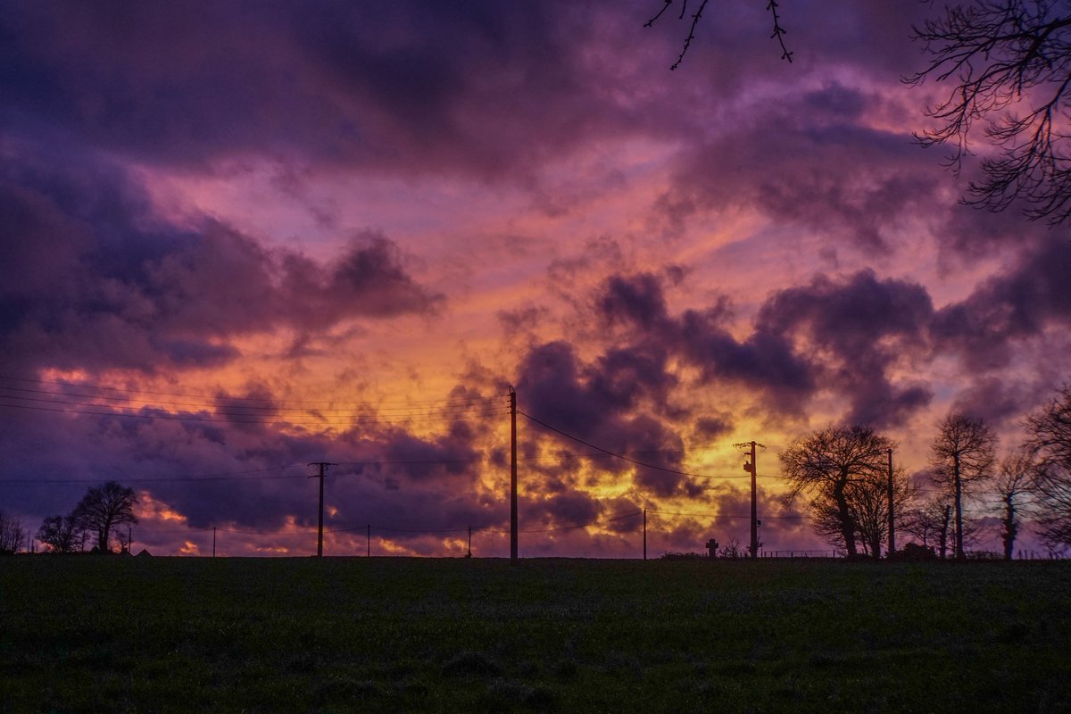😍L'année se termine par de magnifiques couleurs de coucher de soleil 🌇🌆 #meteo #Bretagne - 📸Christine Balle Gourdon 

Bon réveillon à toutes et à tous les Bretons et Bretonnes 🎊🎉🍾