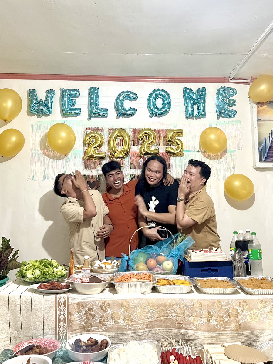 AlvinLois's tweet photo. Welcome 2025! 🫶🏻🥂✨ https://t.co/Ye5fR8G5g1