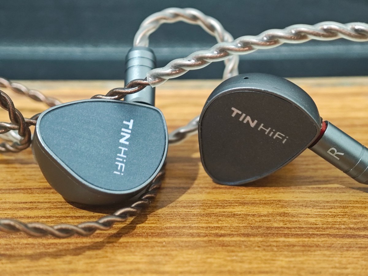 Happy New Year, everyone.

This is a 100$ planar magnetic IEM [3.5mm]

&amp; I don't use it, it'll be treated better by someone else.

1 comment will be picked to win, as a new year's gift.

🔴 Previous winners not allowed
🔴 Treble-sensitive, don't enter
🔵 Winner will get EQs
